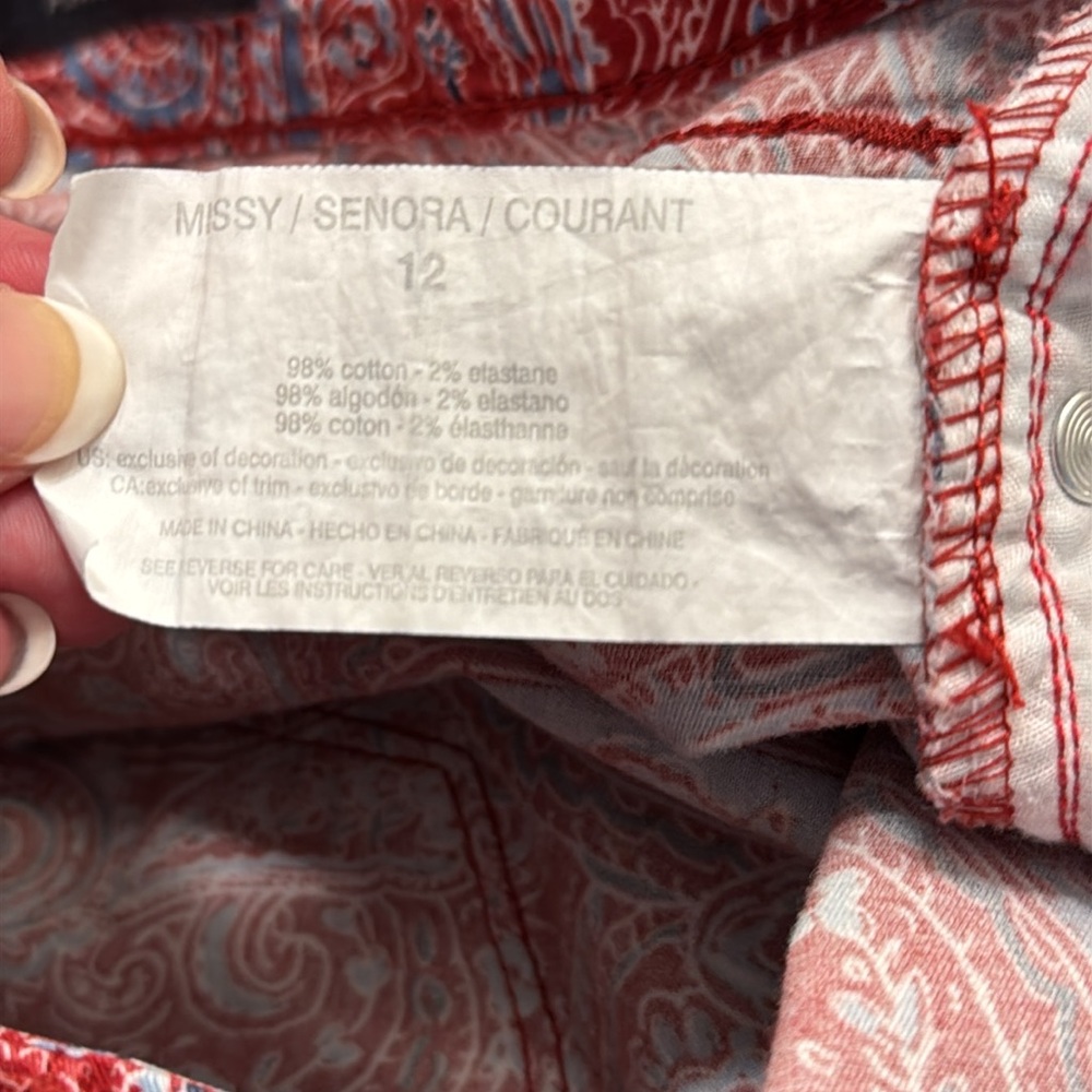 Bandolino Red and Blue Paisley Women Shorts EUC Size 12 - Picture 5 of 5